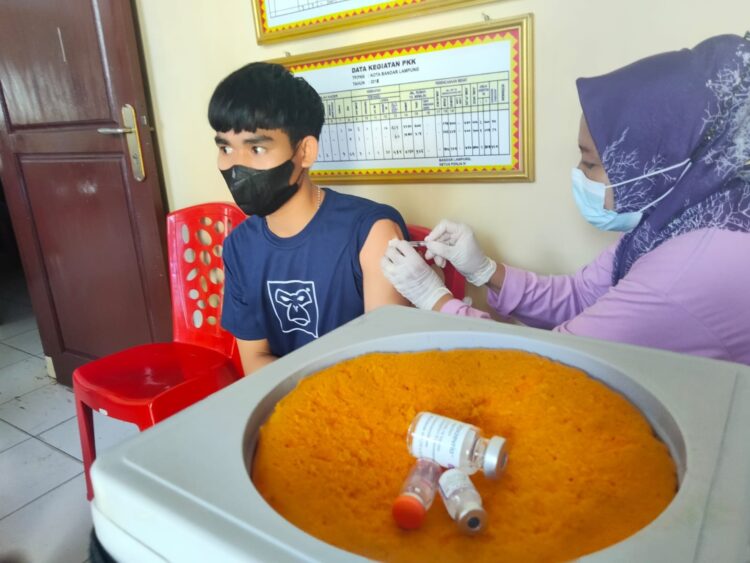 VAKSIN BOOSTER. Warga kelurahan Rawa Laut Bandar Lampung mendapatkan vaksin booster di Kantor Kelurahan Rawa Laut, Jum'at (11/2). Untuk mengantisipasi puncak gelombang ketiga, Kemnkes mengimbau pemerintah daerah menuntaskan vaksinasi terutama vaksin booster.
LAMPUNG POST / ZAINUDDIN