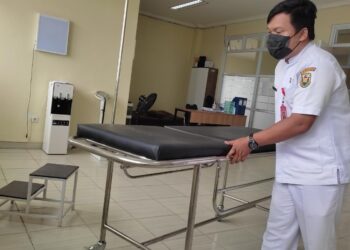 SIAP TERIMA PASIEN COVID-19. Perawat sedang berjaga di Rumah Sakit Pendidikan Universitas Lampung, Jumat (11/2). RSP Unila sudah siap menerima pasien Covid-19 dan sampai dengan hari ini belum ada pasien yang dirawat.
n LAMPUNG POST/SUKISNO