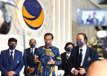 Presiden Joko Widodo didampingi oleh Ketua Umum DPP Partai NasDem Surya Paloh menandatangani prasasti peresmian NasDem Tower di Gondangdia,
Menteng, Jakarta Pusat, Selasa (22/2/2022). Presiden memuji habis-habisan
NasDem Tower, gedung baru yang merupakan markas besar bagi partai besutan Surya Paloh. Kepala negara mengaku begitu kagum melihat bangunan tersebut.
Tidak hanya mewah dari segi desain, tetapi juga kaya akan ilmu pengetahuan.
Itu terlihat dari tersedianya galeri kebangsaan dan ruang perpustakaan yang
menyajikan buku-buku pergerakan politik dan lain sebagainya.
(SETPRES/RUSMAN)