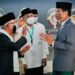 Presiden Joko Widodo (kanan) bersama Wapres MaÕruf Amin (kiri) berbincang dengan Ketua Umum PBNU Yahya Cholil Staquf (tengah) saat Pengukuhan Pengurus Besar Nahdlatul Ulama Masa Khidmat 2022-2027 dan Harlah ke-96 NU di Balikpapan Sport and Convention Center, Kota Balikpapan, Kalimantan Timur, Senin (31/1/2022). (ANTARA FOTO)