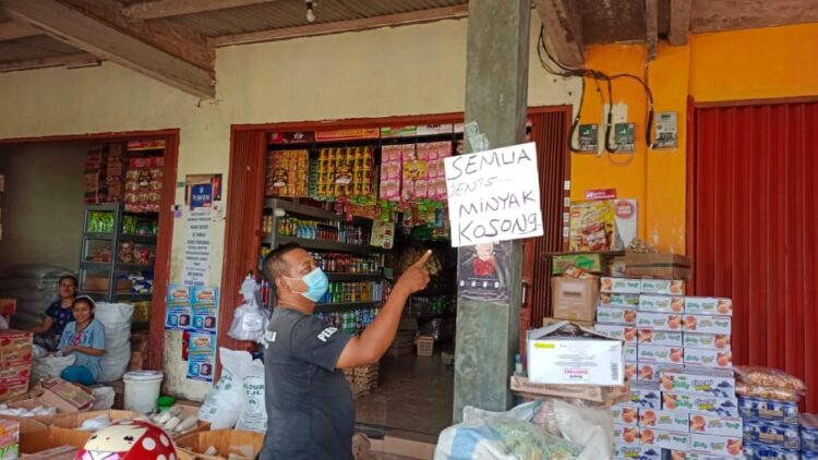 MINYAK GORENG SUSAH DIDAPAT. Salah satu toko kelontong di Desa Seloretno, Kecamatan Sidomulyo, Lampung Selatan, memperlihatkan ketiadaan stok minyak goreng, Jumat (11/2). Pemerintah telah menetapkan kebijakan minyak goreng murah yang bertujuan membantu masyarakat mendapatkan  minyak. Sayangnya, hingga kini minyak goreng justru masih sulit didapat. Baik di pasar tradisional maupun di toko ritel.
LAMPUNG POST/PERDHANA WIBYSONO