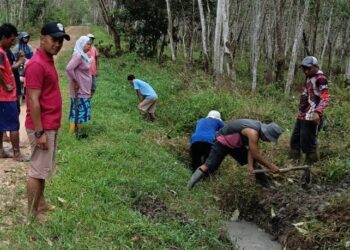 TNI-Warga Bersihkan Lingkungan Sekitar