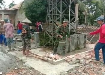 Babinsa dan Warga Kelurahan Campur Asri Memperbaiki Jalan