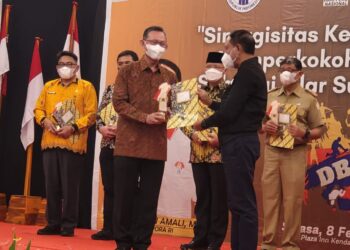 Gubernur Lampung diwakili Sekdaprov Fahrizal Darminto saat menerima penghargaan insiator olahraga Lampung SIWO PWI Pusat dari Menteri Pemuda dan Olahraga Zainudin Amali di ballroom Hotel Plaza Inn, Kendari, Selasa (8/2).