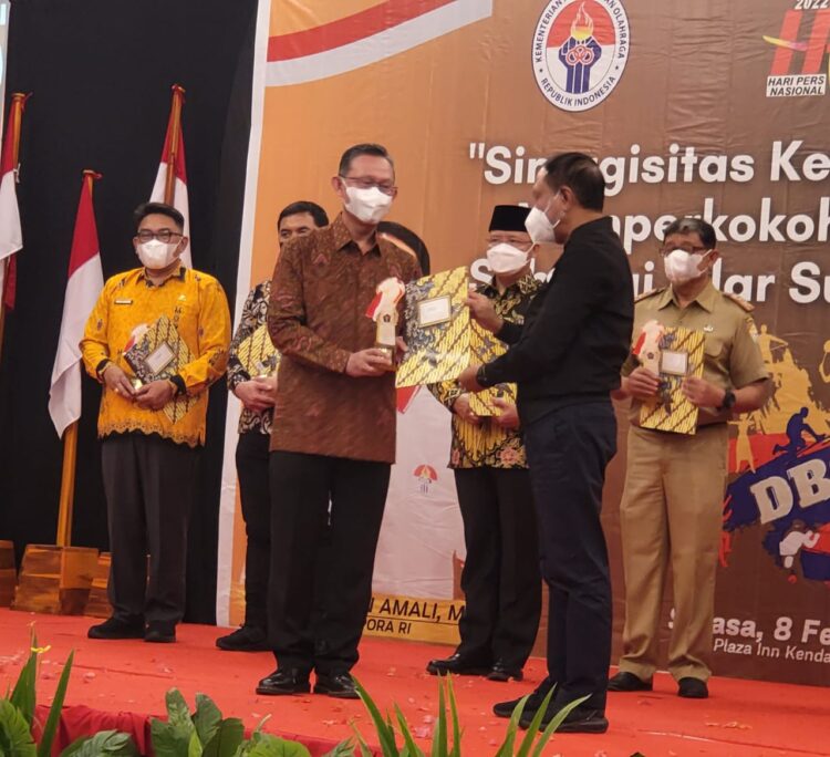 Gubernur Lampung diwakili Sekdaprov Fahrizal Darminto saat menerima penghargaan insiator olahraga Lampung SIWO PWI Pusat dari Menteri Pemuda dan Olahraga Zainudin Amali di ballroom Hotel Plaza Inn, Kendari, Selasa (8/2).