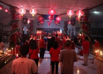 Umat Tri Dharma melakukan ritual sembahyang menyambut Tahun Baru Imlek, Senin (31/1) malam di Klenteng Hok Tek Bio Purwokerto, Jawa Tengah.
MI/Tosiani