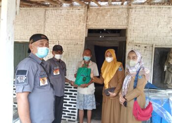 Warga Desa Sumur Terima Bantuan Paket Sembako