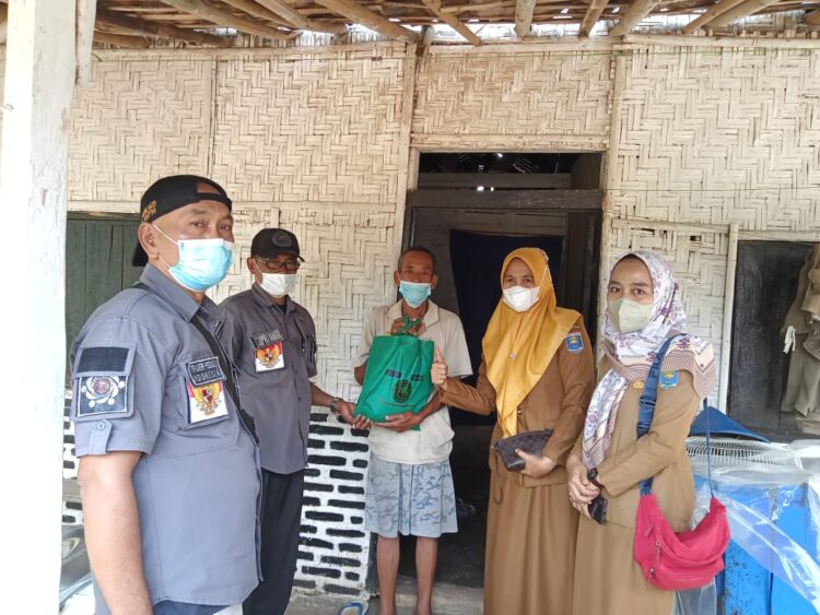 Warga Desa Sumur Terima Bantuan Paket Sembako