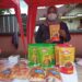 Eli Astuti Dewi asal Desa Giri Kelopo Mulyo, Kecamatan Sekampung, Kabupaten Lampung Timur menunjukkan produk yang masuk 100 besar BRILianpreneur 2021. Lampung Post/ Dian Wahyu K.