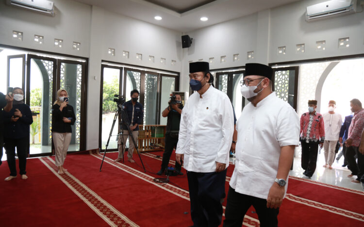 PERESMIAN MASJID NURSIAH DAUD PALOH. Chairman Media Group Surya Paloh saat tiba di Masjid Nursiah Daud Paloh di lingkungan Kantor Lampung Post, Jumat (25/3).
LAMPUNG POST/ZAINUDDIN