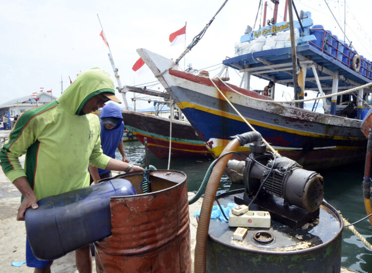 Tradisi Larungan dan Pesta Lomban Kembali Digelar