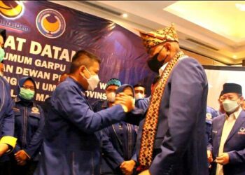 LANTIK PENGURUS DPW GARPU LAMPUNG. Ketua DPP Gerakan Restorasi Pedagang dan UMKM (DPP Garpu) Jufri R Lumintang usai melantik Ketua DPW Garpu Lampung Maulana Rosyit Efendi dan pengurus di Hotel Sheraton Bandar Lampung, Kamis (24/3). Pelantikan itu juga dihadiri Dewan Pakar Garpu Pietra M Paloh, Ketua DPW Partai NasDem Lampung Herman HN.
LAMPUNG POST/ANDI APRIADI
