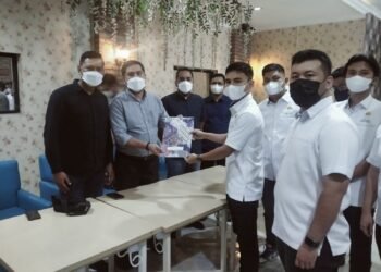 PENGEMBALIAN BERKAS. Anggota Komisi I DPRD Bandar Lampung Isfansa Mahani saat mengembalikan berkas pencalonannya sebagai ketua BPC Hipmi Bandar Lampung kepada SC dan OC Muscab VII Hipmi Bandar Lampung, Selasa (1/3). LAMPUNG POST/UMAR ROBBANI