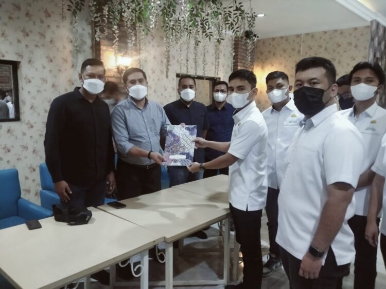 PENGEMBALIAN BERKAS. Anggota Komisi I DPRD Bandar Lampung Isfansa Mahani saat mengembalikan berkas pencalonannya sebagai ketua BPC Hipmi Bandar Lampung kepada SC dan OC Muscab VII Hipmi Bandar Lampung, Selasa (1/3). LAMPUNG POST/UMAR ROBBANI
