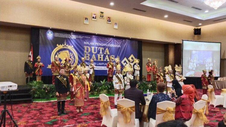 DUTA BAHASA PROVINSI LAMPUNG. Para finalis dan peserta pemilihan Duta Bahasa Provinsi Lampung saat malam penganugerahan Duta Bahasa Provinsi Lampung 2022 di Hotel Emersia, Kamis (24/3). Duta Bahasa diharapkan jadi agen perubahan kaum milenial berbahasa Indonesia yang baik dan benar.
LAMPUNG POST/ATIKA OKTARIA S NILAM