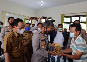 Wakapolda Lampung Brigjen Subiyanto memberikan minyak goreng kepada peserta vaksin saat meninjau secara langsung pelaksanan vaksinasi massal di sekolah Madrasah Ibtidaiah Negeri (MIN) 3 Kotabumi, Selasa (8/3).
(LAMPUNG POST/HARI SUPRIYONO)