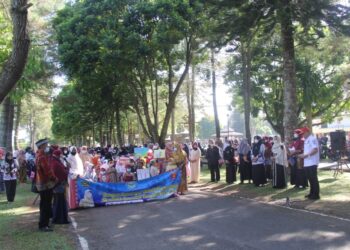 SAMBUT BULAN RAMADAN. Forum Komunikasi Guru Taman Kanak-Kanak dan Pendidikan Agama Islam (FKG TK-PAI) di Kecamatan Balikbukit, Lampung Barat, melaksanakan pawai tahrib, Kamis (24/3). Acara ini digelar dalam rangka menyongsong bulan Ramadan 1443 Hijriah yang bertema Dengan semangat tahrib Ramadan menjadi generasi tangguh Qur'an.
(LAMPUNG POST/ELIYAH)