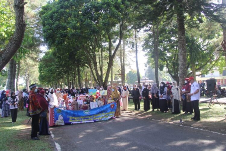 SAMBUT BULAN RAMADAN. Forum Komunikasi Guru Taman Kanak-Kanak dan Pendidikan Agama Islam (FKG TK-PAI) di Kecamatan Balikbukit, Lampung Barat, melaksanakan pawai tahrib, Kamis (24/3). Acara ini digelar dalam rangka menyongsong bulan Ramadan 1443 Hijriah yang bertema Dengan semangat tahrib Ramadan menjadi generasi tangguh Qur'an.
(LAMPUNG POST/ELIYAH)