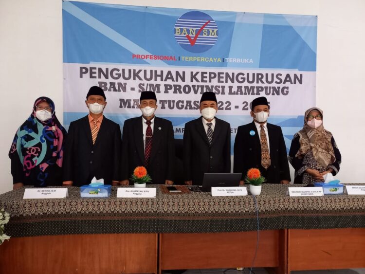 Kepengurusan BAN S/M Provinsi Lampung masa tugas 2022/2025 dikukuhkan secara daring pada Selasa (1/3). (LAMPUNG POST/DELIMA NATALIA NAPITUPULU)