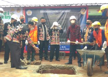 Rektor Unila Prof Karomani pada kegiatan peletakan batu pertama pembangunan student corner di YP Unila, Jumat (4/3). Keberadaan student corner atau kantin yang memenuhi standar representatif ini diharapkan membuat siswa nyaman dan tidak jajan di luar sekolah.
(LAMPUNG POST/DETA CITRAWAN)