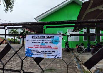 Pelayanan di UPTD Puskesmas Rawat Jalan Kecamatan Palas, Lampung Selatan, ditutup sementara, Senin (7/3). Hal itu setelah adanya empat tenaga kesehatan terkonfirmasi Covid-19. Pelayanan ditutup selama satu hari dan dialihkan di Puskesmas Rawat Inap Bumidaya.
(LAMPUNG POST/ARMANSYAH)