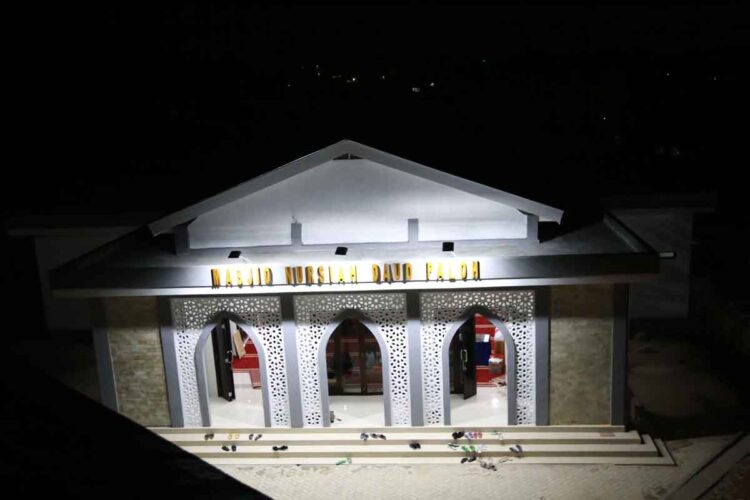 Suasana Masjid Nursiah Daud Paloh yang berada di lingkungan Kantor Harian Umum Lampung Post, Kamis (24/3). (Dok. Lampung Post)