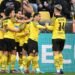 PANGKAS JARAK TIM.
Para pemain Borussia Dortmund melakukan selebrasi usai mencetak gol ke gawang Arminia Bielefeld di laga Bundesliga, Minggu (13/5). Kemenangan itu memangkas jarak dari pemimpin klasemen Bundesliga Bayern Muenchen menjadi tujuh poin. AFP/INA FASSBENDER
