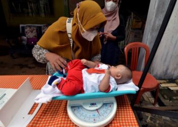 Petugas mengukur berat badan balita saat pelaksanan Pos Pelayanan Terpadu (posyandu) di Kedaton, Bandar Lampung, Lampung, Senin (21/3/2022).Antara/Ardiansyah