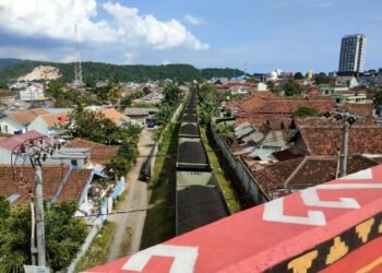 TUNTUT KOMPENSASI PT BA. Angkutan kereta api batu bara rangkaian panjang, melintas di jalur kereta Jalan Gajah Mada, Bandar Lampung, Kamis (3/3). Wali Kota Bandar Lampung Eva Dwiana menegaskan tuntutan kompensasi terhadap perusahaan BUMN PT Bukit Asam (PT BA) berdasarkan hasil koreksi penataan kota. Ia mengatakan dana kompensasi akan dipergunakan untuk menjalankan program prioritas pemerintah.
LAMPUNG POST/ZAINUDDIN