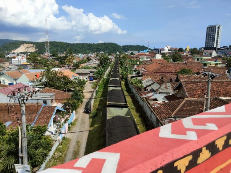 TUNTUT KOMPENSASI PT BA. Angkutan kereta api batu bara rangkaian panjang, melintas di jalur kereta Jalan Gajah Mada, Bandar Lampung, Kamis (3/3). Wali Kota Bandar Lampung Eva Dwiana menegaskan tuntutan kompensasi terhadap perusahaan BUMN PT Bukit Asam (PT BA) berdasarkan hasil koreksi penataan kota. Ia mengatakan dana kompensasi akan dipergunakan untuk menjalankan program prioritas pemerintah.
LAMPUNG POST/ZAINUDDIN