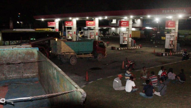 ANTREAN SOLAR. Para sopir mengantre solar di SPBU Kalibalok Sukarame, Bandar Lampung, Rabu (23/3). (LAMPUNG POST/SUKISNO)