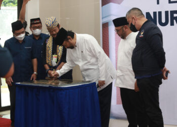 PERESMIAN MASJID NURSIAH DAUD PALOH. Chairman Media Group Surya Paloh menandatangani prasasti saat meresmikan Masjid Nursiah Daud Paloh di lingkungan Kantor Lampung Post disaksikan Menteri Pertanian Syahrul Yasin Limpo, CEO Media Group Mohammad Mirdal Akib, Direktur Utama PT Masa Kini Mandiri Abdul Kohar, anggota DPR Ahmad Ali, dan Pemimpin Redaksi Lampung Post Iskandar Zulkarnain, Jumat (25/3).
LAMPUNG POST/ZAINUDDIN