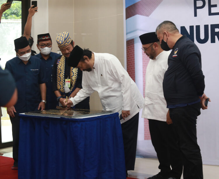 PERESMIAN MASJID NURSIAH DAUD PALOH. Chairman Media Group Surya Paloh menandatangani prasasti saat meresmikan Masjid Nursiah Daud Paloh di lingkungan Kantor Lampung Post disaksikan Menteri Pertanian Syahrul Yasin Limpo, CEO Media Group Mohammad Mirdal Akib, Direktur Utama PT Masa Kini Mandiri Abdul Kohar, anggota DPR Ahmad Ali, dan Pemimpin Redaksi Lampung Post Iskandar Zulkarnain, Jumat (25/3).
LAMPUNG POST/ZAINUDDIN