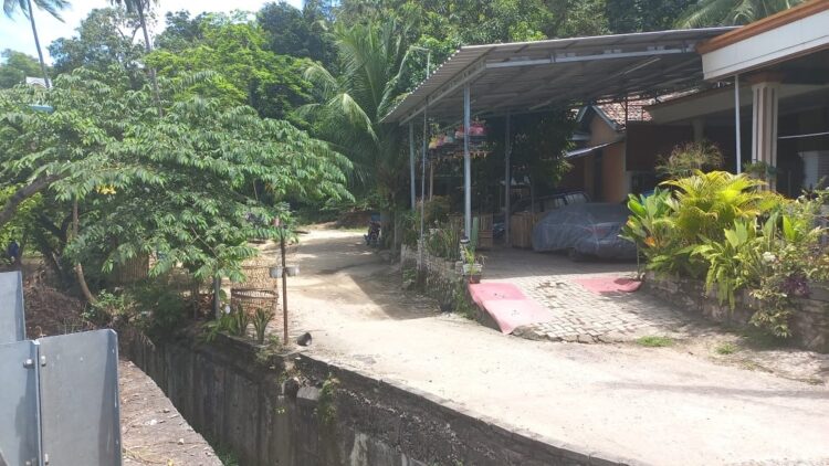 PENANGKAPAN TERDUGA TERORIS. Rumah salah satu terduga teroris di Panjang, Bandar Lampung, Selasa (8/3). Tim Densus 88 Antiteror Mabes Polri dalam kurun waktu dua hari ini menangkap empat terduga teroris di lokasi yang berbeda di Lampung.
LAMPUNG POST/SALDA ANDALA