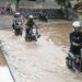 LINTASI BANJIR. Pengendara motor melintasi genang banjir akibat meluapnya kali di samping proyek Plaza Living, Rajabasa, Bandar Lampung, Kamis (10/3).
LAMPUNG POST/SUKISNO