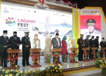 LAGAWI FEST. Gubernur Lampung Arinal Djunaidi dan Wakil Gubernur Lampung Chusnunia Chalim beserta Forkopimda berfoto memainkan gamolan lampung saat pembukaan Lagawi Fest tanda kick off Gerakan Nasional Bangga Buatan Indonesia (Gernas BBI) 2022 di Bumi Ruwa Jurai saat syukuran hari jadi ke-58 Provinsi Lampung di Gedung Mahan Agung Bandar Lampung, Kamis (17/3).
n LAMPUNG POST/SUKISNO