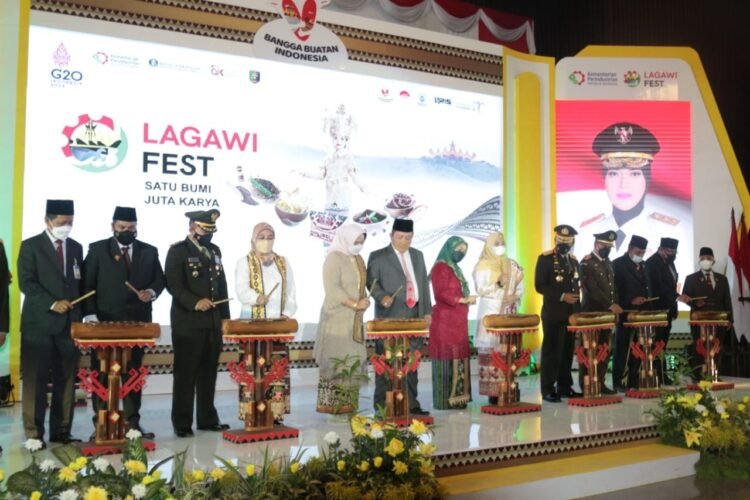 LAGAWI FEST. Gubernur Lampung Arinal Djunaidi dan Wakil Gubernur Lampung Chusnunia Chalim beserta Forkopimda berfoto memainkan gamolan lampung saat pembukaan Lagawi Fest tanda kick off Gerakan Nasional Bangga Buatan Indonesia (Gernas BBI) 2022 di Bumi Ruwa Jurai saat syukuran hari jadi ke-58 Provinsi Lampung di Gedung Mahan Agung Bandar Lampung, Kamis (17/3).
n LAMPUNG POST/SUKISNO