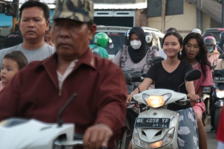 ABAIKAN PROTOKOL KESEHATAN. Pengendara melintas dengan tidak menggunakan masker di Jalan Komarudin, Rajabasa Raya, Bandar Lampung, Kamis (10/3). Protokol kesehatan salah satunya memakai masker mulai terabaikan oleh sejumlah warga masyarakat.
n LAMPUNG POST/SUKISNO
