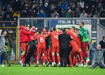 ITALIA GAGAL LOLOS PIALA DUNIA 2022. Para pemain Makedonia Utara merayakan akhir pertandingan play-off kualifikasi Piala Dunia 2022 antara Italia dan Makedonia Utara, Jumat (25/3). Harapan Italia maju ke Piala Dunia Qatar 2022 kandas setelah ditekuk Makedonia Utara dengan skor 0-1 di Stadio Renzo Barbera, Palermo.
AFP/ALBERTO PIZZOLI