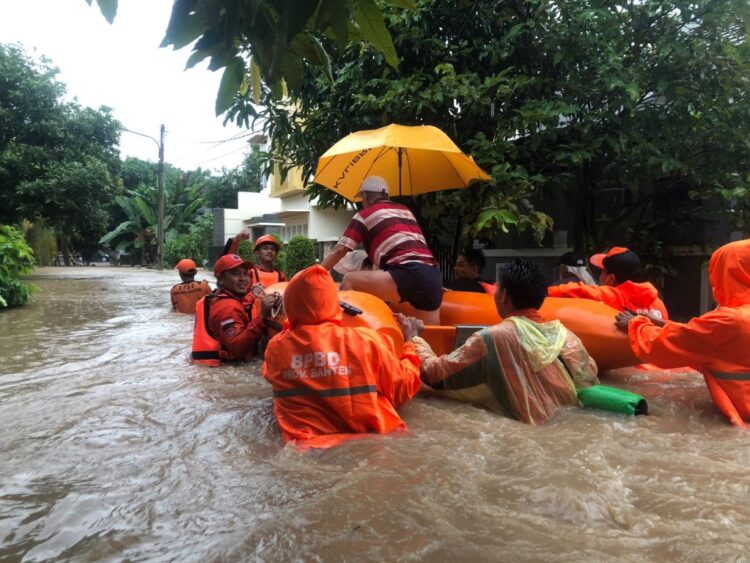 Tim BPBD Kota Serang mengevakuasi warga yang terdampak banjir di Kota Serang, Rabu (2/3). (BPBD Kota Serang)