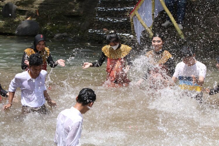 Pemuda-pemudi di Lampung blangikhan Lampung Blangikhan bersama dalam rangka menyambut Bulan Suci Ramadhan 1443 Hijriah diBumi Kedaton Resort, Batu Putu, Teluk Betung. (LAMPOST/ZAINUDDIN)