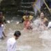 Pemuda-pemudi di Lampung blangikhan Lampung Blangikhan bersama dalam rangka menyambut Bulan Suci Ramadhan 1443 Hijriah diBumi Kedaton Resort, Batu Putu, Teluk Betung. (LAMPOST/ZAINUDDIN)