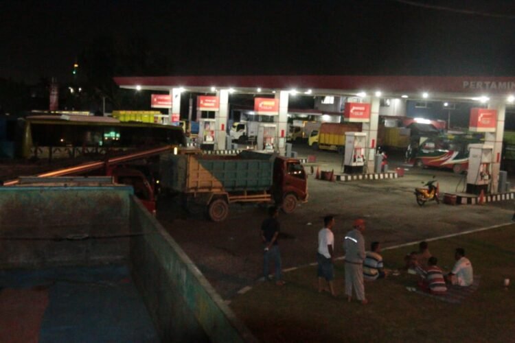 Para sopir terlihat sedang mengantre bahan bakar solar di SPBU Kalibalok Sukarame, Bandar Lampung, Rabu (23/3). (LAMPUNG POST/SUKISNO)