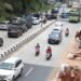 GALIAN PROYEK SPAM. Sejumlah pekerja melakukan pengalian coran jalan untuk menanam pipa SPAM di Jalan Soerkarno Hatta Rajabasa Bandar Lampung, Selasa (22/3). Pengerjaan proyek tersebut kerap dikeluhkan pengendara karena menyisakan material serta lubang di jalan.
LAMPUNG POST / ZAINUDDIN