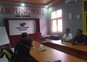 Kunjungan Bank Sampah Emak.id di Kantor Redaksi Lampung Post, Jumat (4/3). (Dok. Lampung Post)