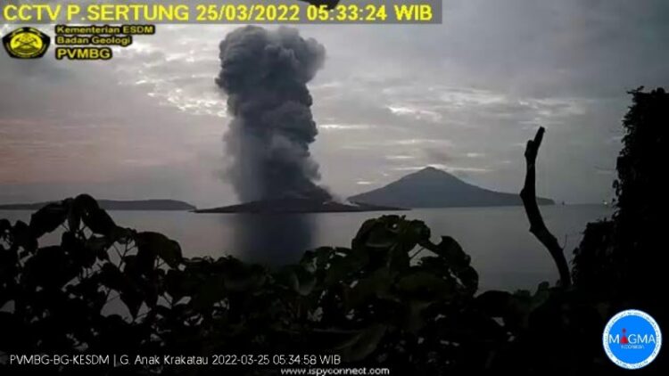 Tangkapan layar kamera pengawas Gunung Anak Krakatau.Dok. Magma Indonesia