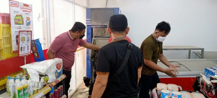 Polisi olah TKP toko ritel di Kecamatan Jatiagung, Lampung Selatan. Lampost. (Dok Polres Lamsel)