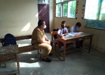 Kepala Disdikbud Pesawaran Anca Martha Utama saat meninjau PTM. DOK LAMPUNG POST