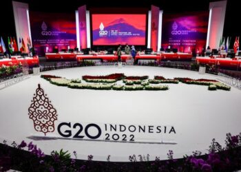 Suasana petugas saat memeriksa ruang pertemuan menteri keuangan G20 di Jakarta. AFP