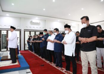 Jemaah salat di Masjid Nursiah Daud Paloh Lampung. (DOK LAMPOST)